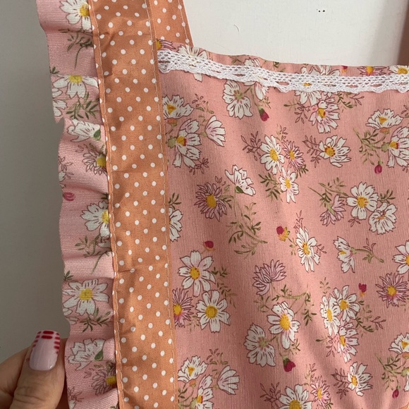 Adorable Floral Pink Apron with Pockets BNWOT - Picture 6 of 7